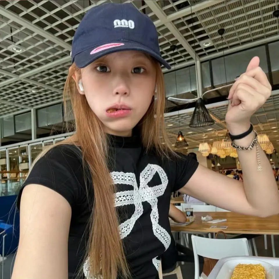 九顶假发的女孩